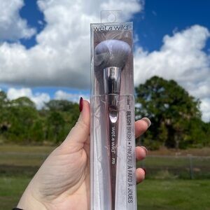 Wet n Wild Blush Brush - Silver Handle with White Bristles